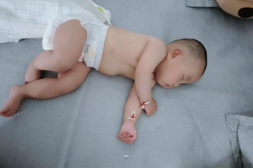 浮梁宝宝脚心出汗怎么回事